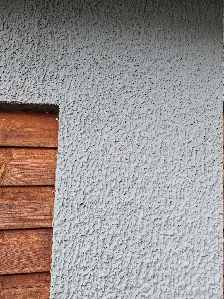 Nærbillede af pudset facade, kvalitetsmurerarbejde af ADD MultiService