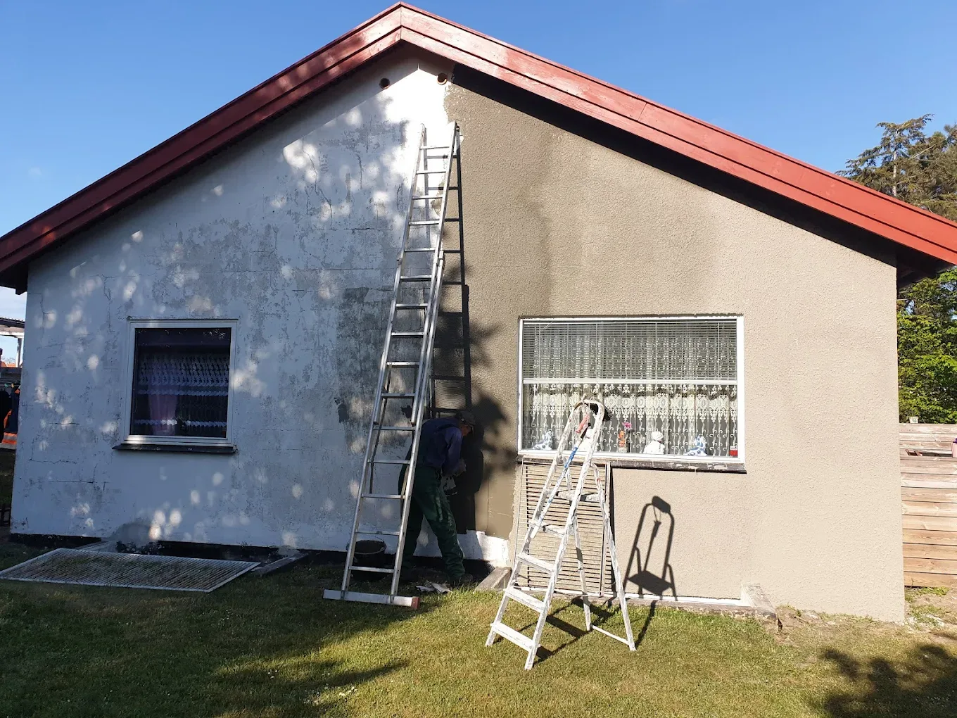 Hus under facaderenovering i Nordsjælland, projekt af ADD MultiService