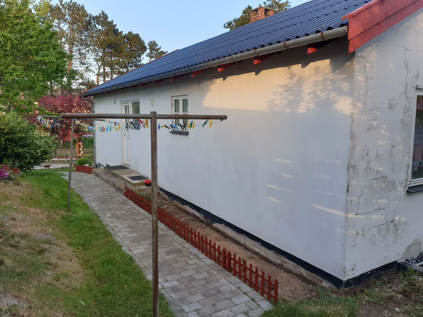 Hvidt hus med nyrenoveret facade i Nordsjælland, projekt af ADD MultiService