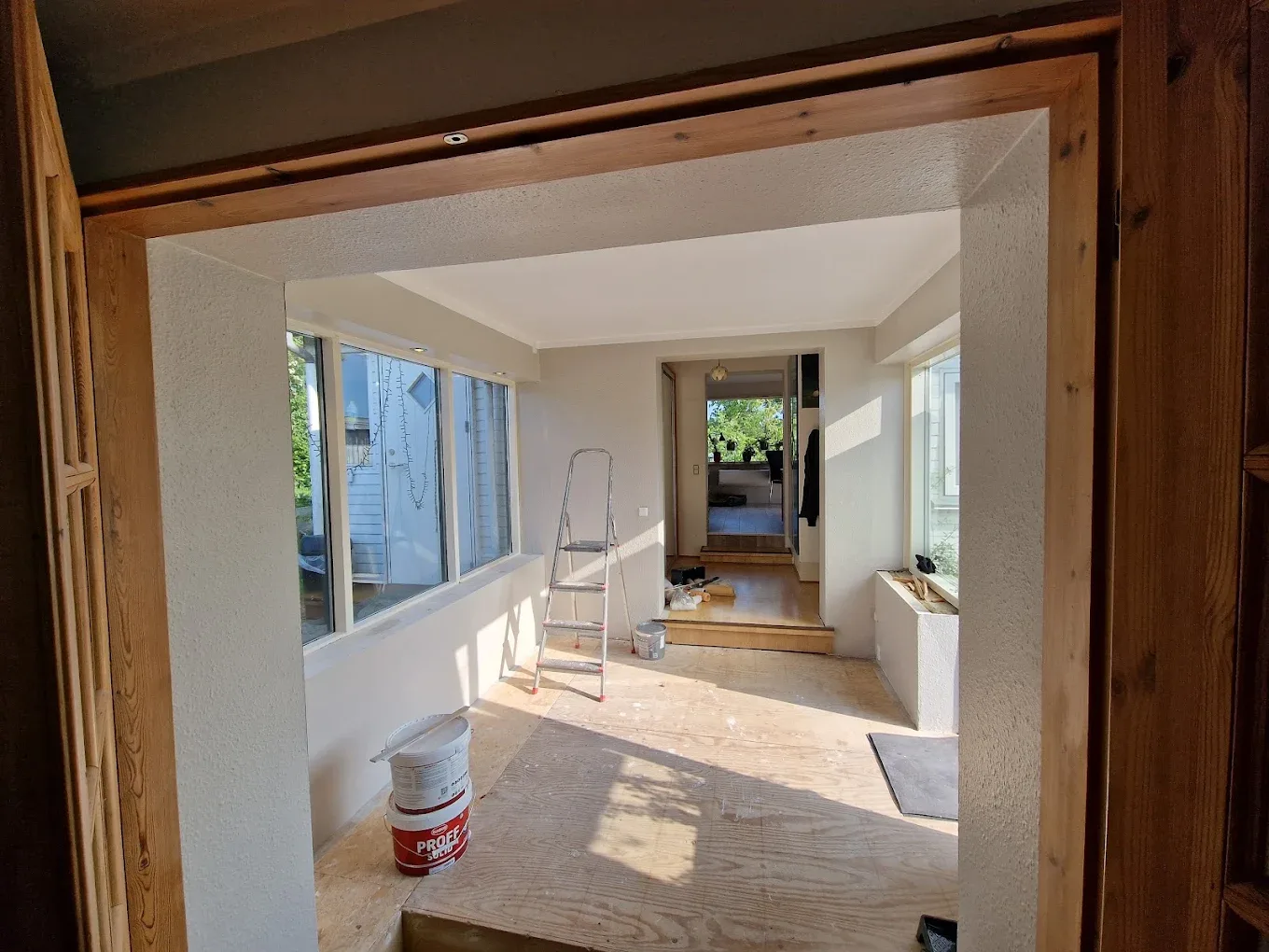 Rum under renovering med ny trævæg på vej op