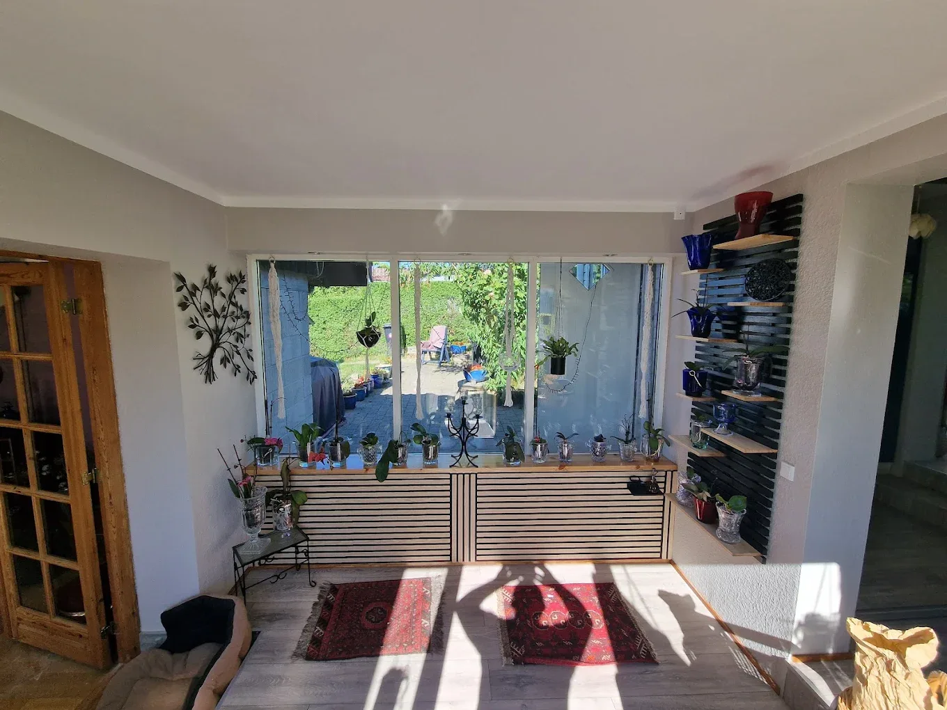Stue under renovering med nye gulve og malede vægge, ADD MultiService