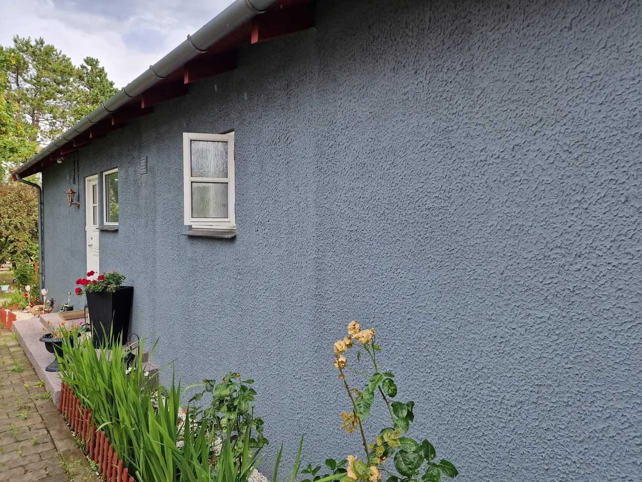 Nypudset mørkegrå facade med have, ADD MultiService