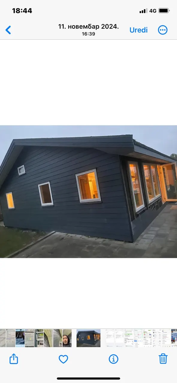 Moderne mørkt hus med oplyste vinduer