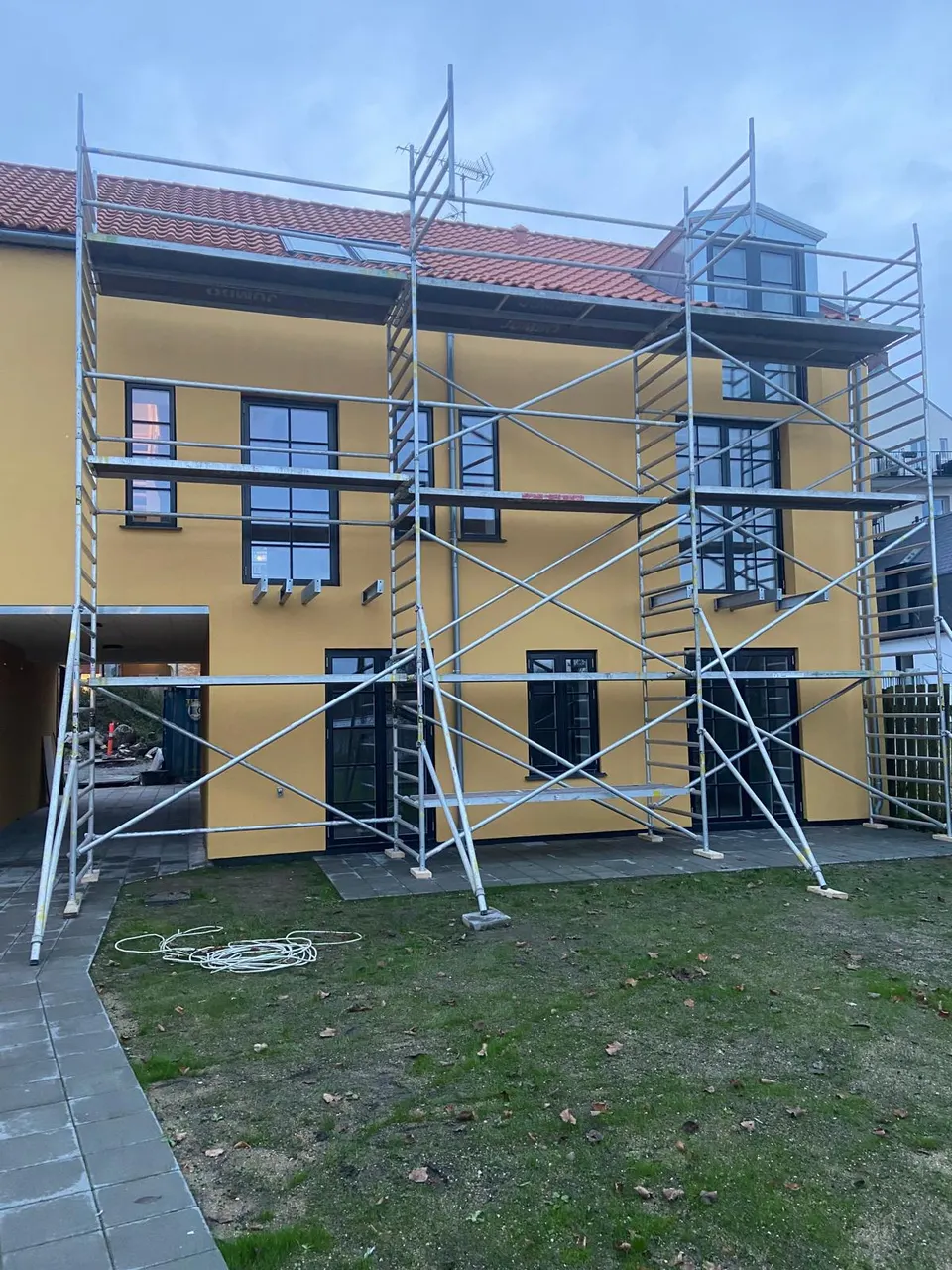 Stort facademalerprojekt med stillads