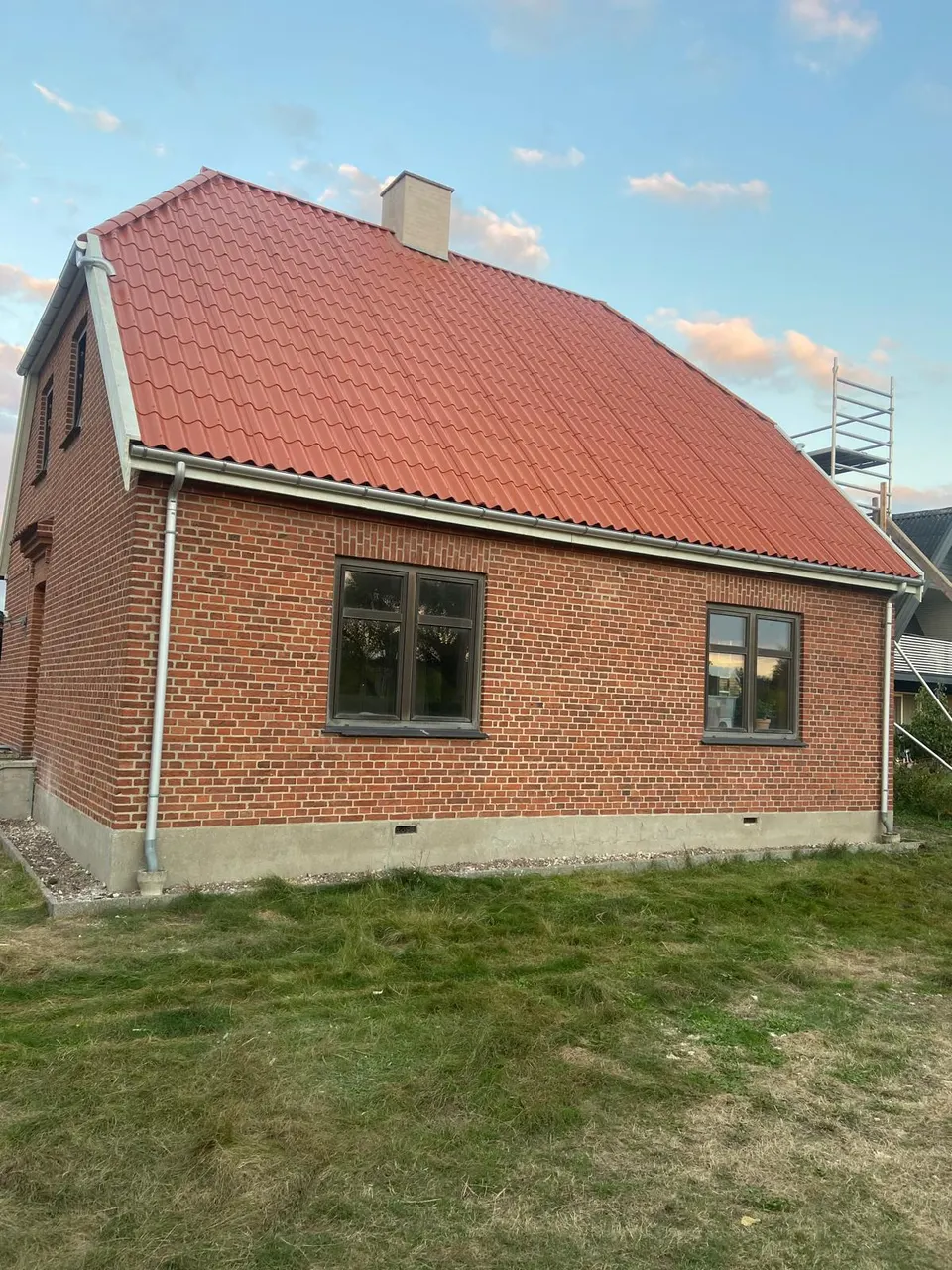 Nyt rødt tegltag på muret hus