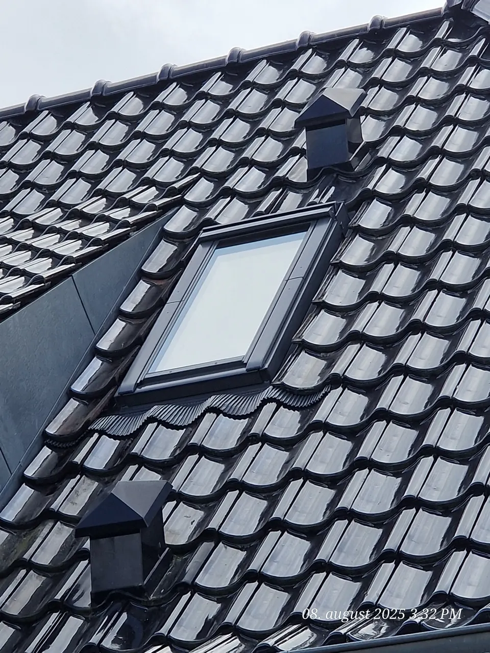 Sort tegltag med Velux-ovenlys