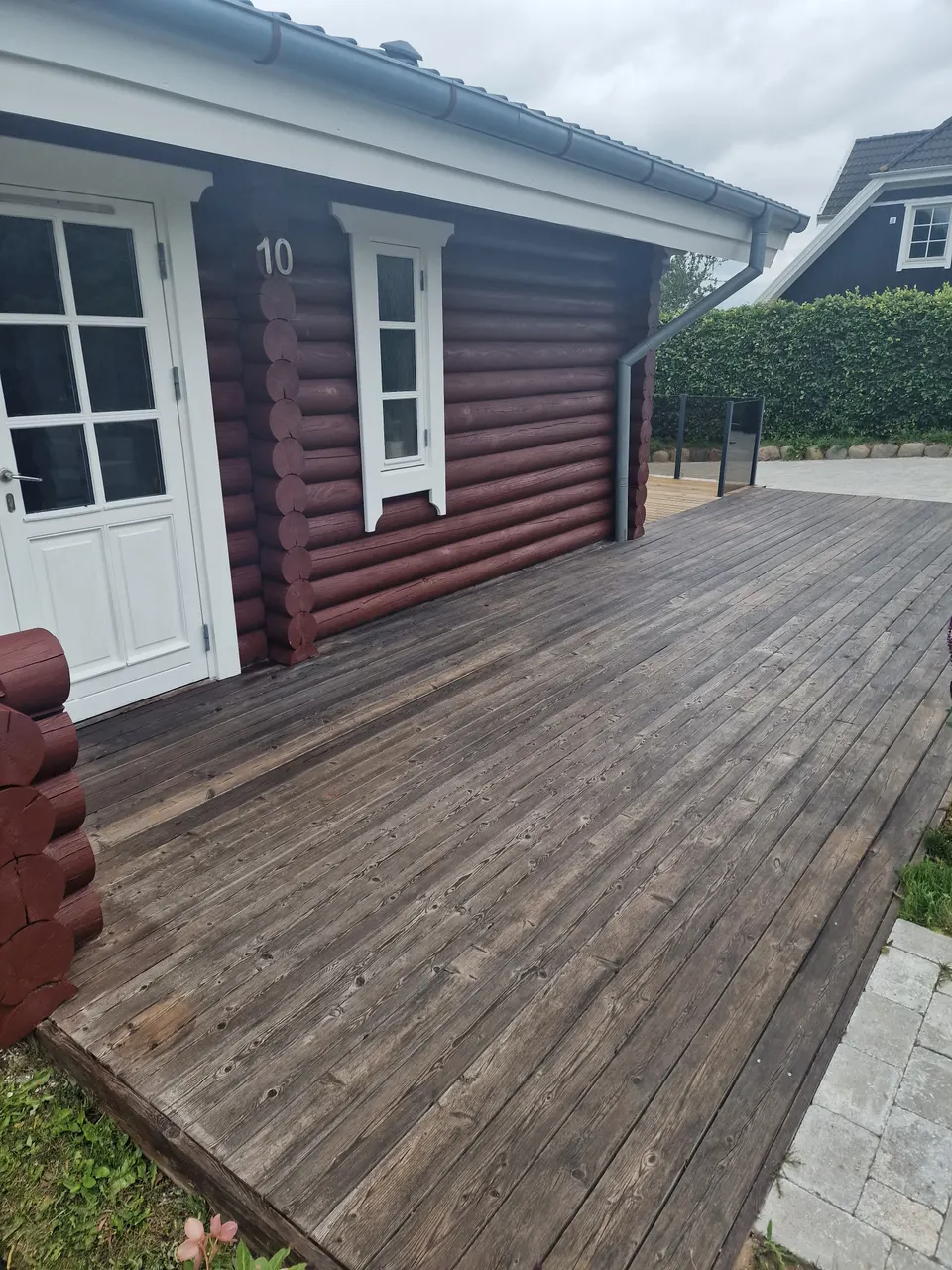Træterrasse ved bjælkehus med franske døre, ADD MultiService
