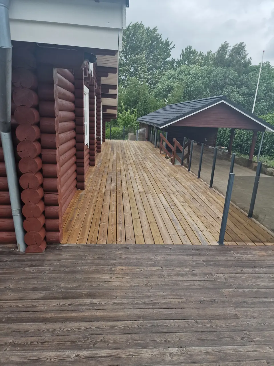 Træterrasse med carport og sammenhængende udeareal